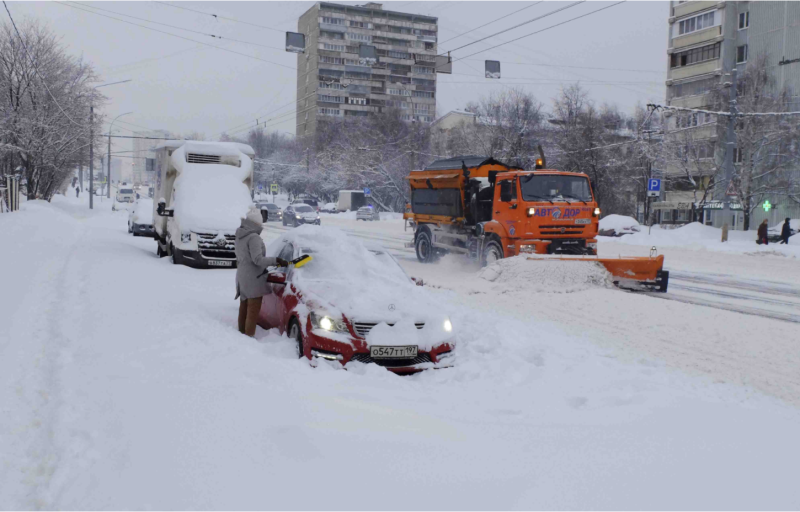 俄國氣象局表示，莫斯科24小時內的降雪量，已逾每月平均降雪量的一半，莫斯科今天上午已被厚度達43公分的積雪覆蓋。
   圖：達志影像/美聯社