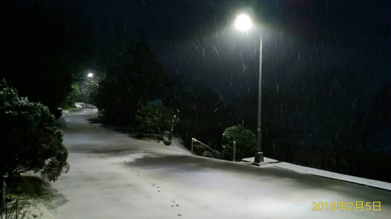 鞍部清晨6時降下白雪。   圖：中央氣象局提供