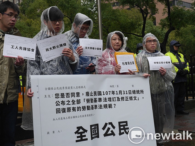 社民黨的公投連署主文是，「您是否同意，廢止民國107年1月31日總統所公布之全部「勞動基準法增訂及修正條文」，回復原有勞動基準法的規範？」   圖：趙婉淳／攝