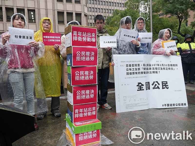 社民黨上午與學生團體赴中選會遞交第一階段連署書。   圖：趙婉淳／攝