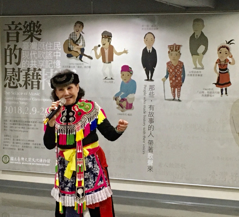 史前館策劃歌謠特展，阿美族黑膠歌手盧靜子透過歌聲，喚起她年輕時的記憶，並即席演唱阿美情歌。   圖:史前館／提供