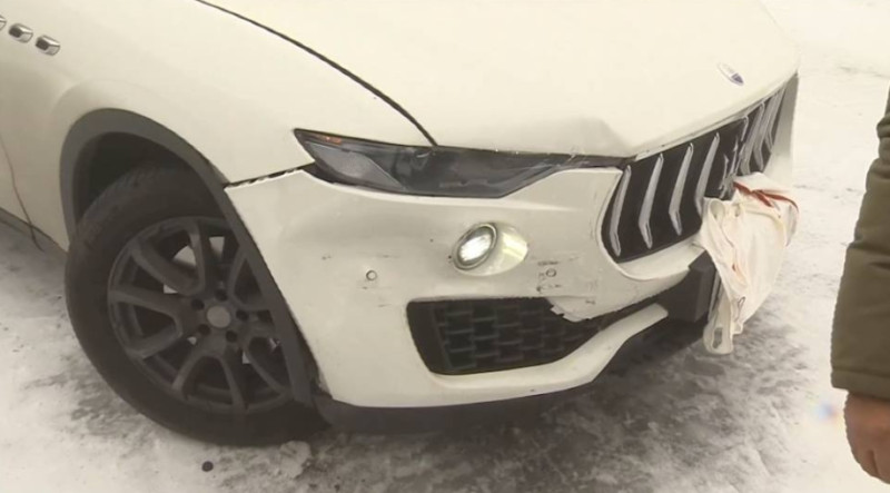 白色瑪莎拉蒂休旅車打滑擦撞前車，造成右前車頭受損。   圖：取自Andy老爹臉書