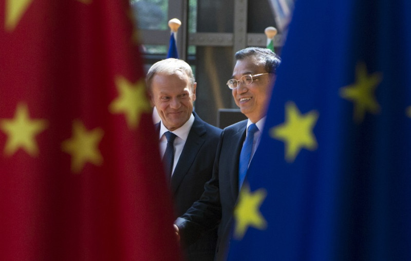 德國媒體報導，中國正以更高明、敏銳、高效、不引人矚目的方式滲透歐盟。圖為歐盟理事會主席圖斯克（左）與中國國務院總理李克強。   圖：達志影像/美聯社