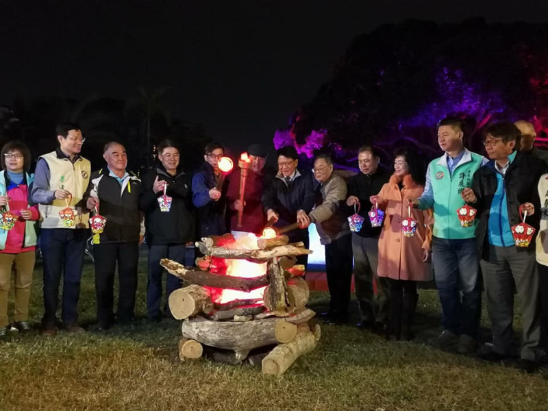 點燈儀式在千禧公園舉行，由屏東縣長潘孟安與屏東市代理市長程清水等人共同點亮營火，揭開序幕。   圖：屏東縣政府/提供