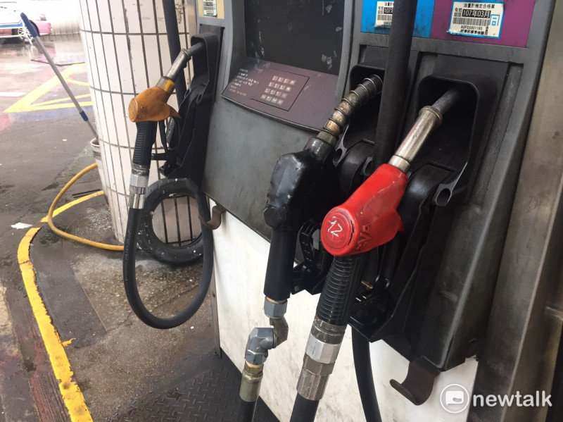 中油今日宣布，國內汽、柴油價格明日起各調漲0.5元。   圖：新頭殼資料照片