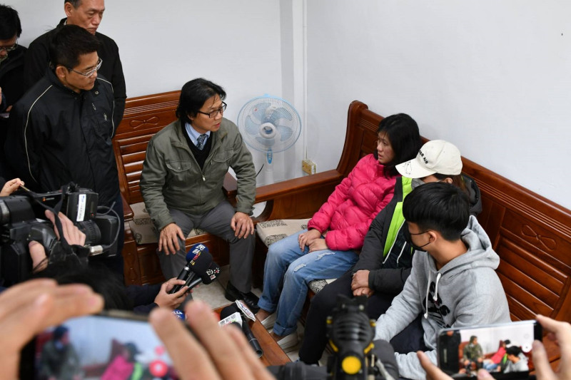 內政部長葉俊榮慰問正副駕駛及機工長家屬共3人。   圖：內政部/提供