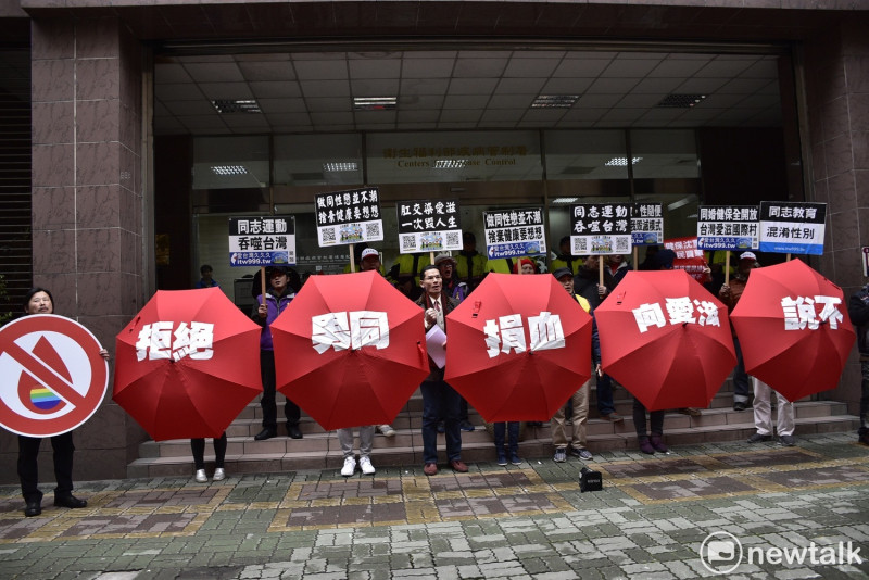 「拒絕男同捐血、向愛滋說不！」台灣宗教團體愛護家庭大聯盟今（6）日早上到疾管署前抗議衛福部放寬男性間性行為者不得捐血的規定。   圖：黃韋銓/攝