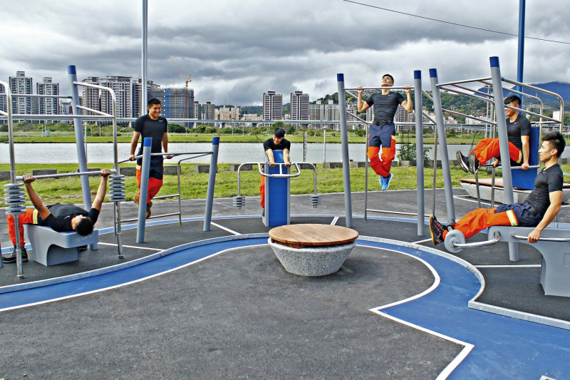 蘆洲微風運河旁戶外健身場是全國第一座具備類似室內專業健身設施的戶外健身場。(資料照)   圖：新北市政府提供