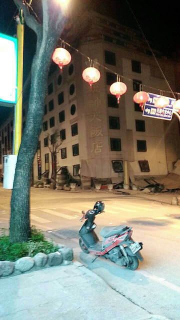 PTT上傳出花蓮地區有三棟大樓倒塌，阿官火鍋、國軍醫院、統帥大飯店倒塌。   圖：翻攝自PTT