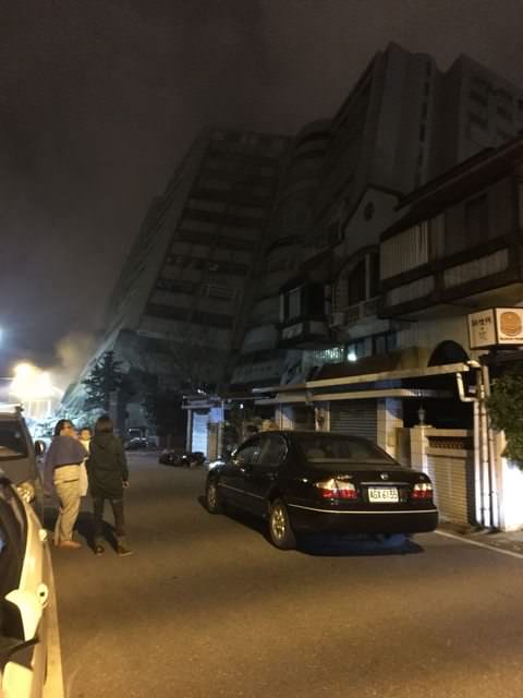PTT上持續曝光花蓮地震大樓倒塌照片。   圖：翻攝自PTT