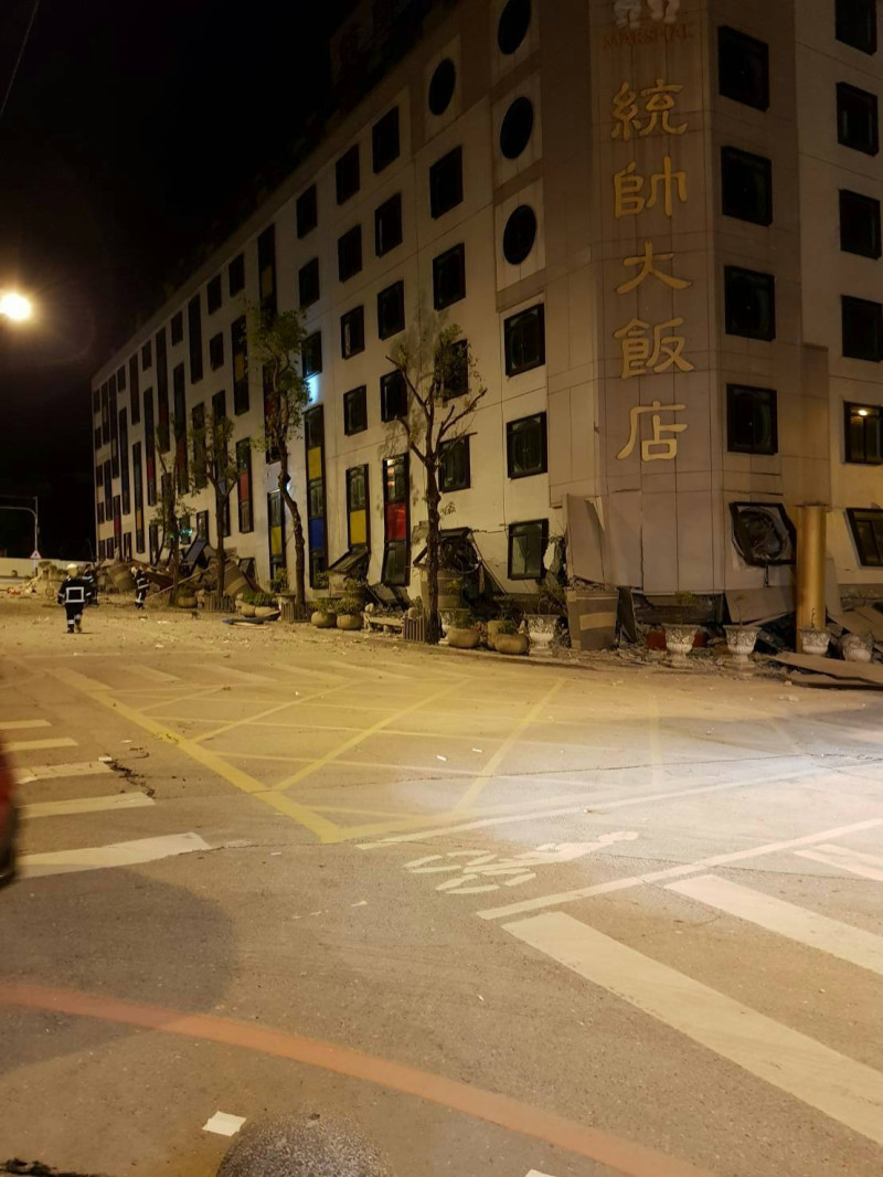 在0206台南地震兩週年前夕，發生規模6.0的強震造成花蓮傳出大樓傾斜災情。   圖：FB《一百五》提供