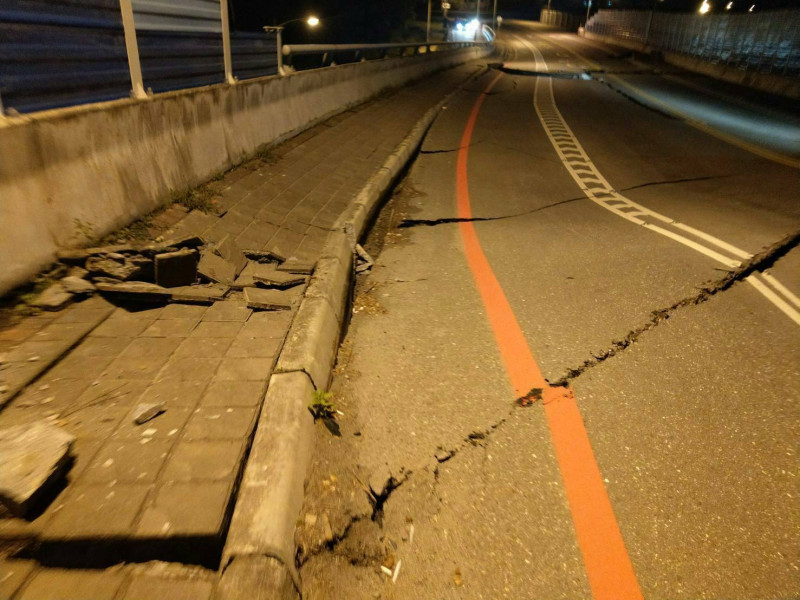 七星潭大橋也已出現裂痕，請用路人特別注意相關訊息，勿涉險前往。   圖：網友提供