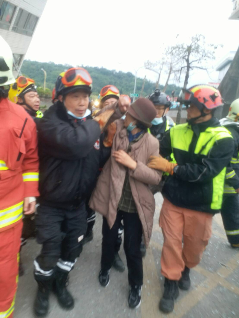 花蓮雲門翠堤大樓救出一名韓籍婦女。   圖：北市消防局 / 提供