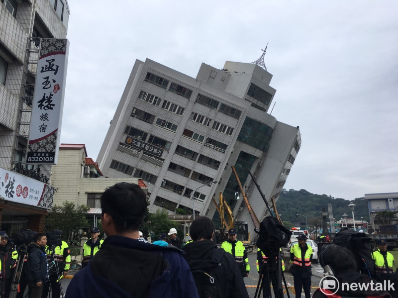 花蓮地區6日晚間發生規模6.0地震，圖為雲門翠堤大樓。   圖：黃韋銓／攝