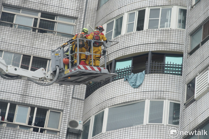 0206花蓮強震，消防人員搭上雲梯車，試著救援住在雲翠大樓高樓層民眾。   圖:張良一／攝