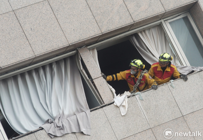 0206花蓮強震，因強震讓雲翠大樓整個傾斜，救援團隊進入屋內搜尋生還者。   圖：張良一/攝