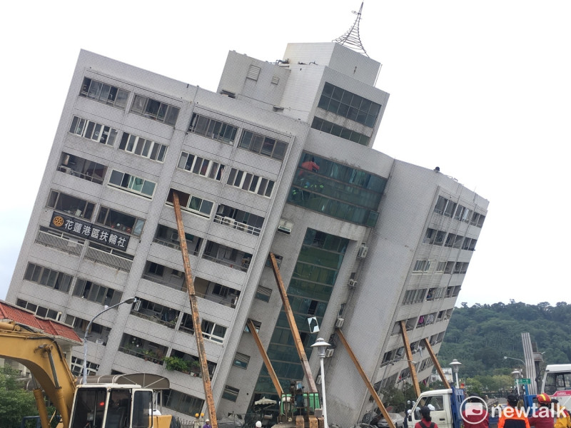 0206花蓮大震，雲門翠堤大樓倒塌。   圖：黃韋銓/攝