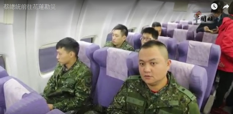 總統專機去年2月7日首度搭載國軍救災人員前往花蓮救災。   圖：翻拍自軍聞社影片