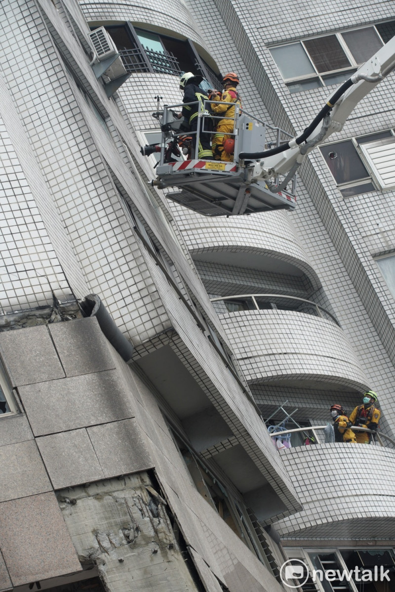 因強震造成房屋傾斜、倒塌，消防隊員及搜救人員使用雲梯前往高樓層搜救。   圖：張良一/攝