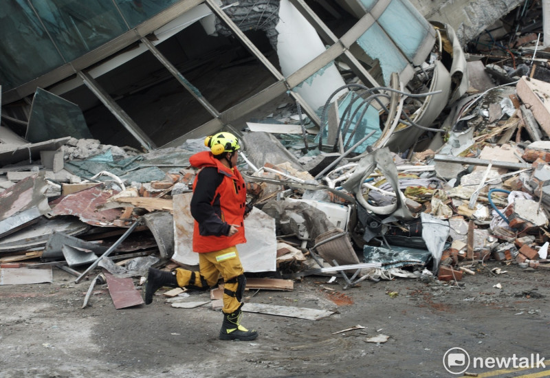 因強震造成房屋傾斜、倒塌，消防人員及搜救人員在殘骸中搜救。   圖：張良一/攝