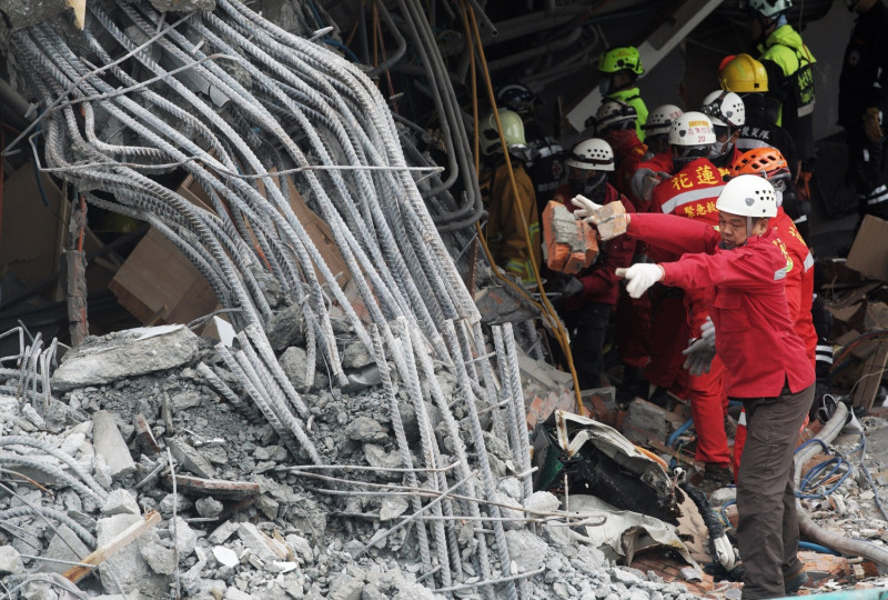 搜救單位在瓦礫中，發現兩位罹難者。   圖：張良一/攝