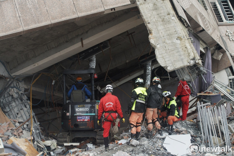 雲翠大樓內的鋼筋及水泥阻礙搜救行動，救難人員出動大型機具協助清理。   圖:張良一／攝