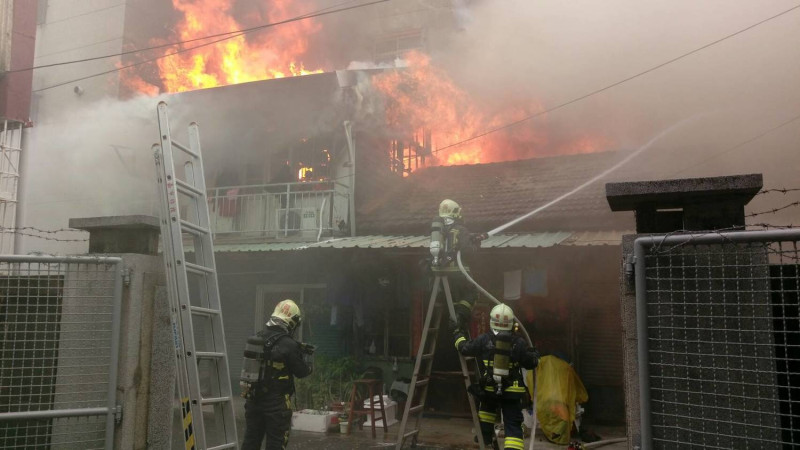嘉義市林森西路7日下午發生火警，連燒11間房屋。   圖：嘉義市消防局/提供