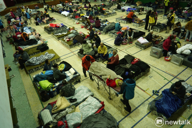 0206花蓮強震後，目前當地約有284地震災民在中華國小活動中心避難。   圖：張良一/攝