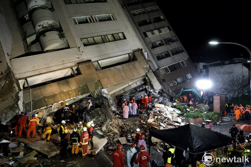 0206花蓮強震，救難人員在雲門翠堤倒塌現場，加緊進行搶救。   圖：張良一/攝