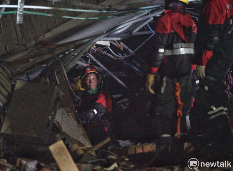 0206花蓮強震，救難人員鑽入狹小的倒塌空間內搜尋生還者。   圖：張良一/攝