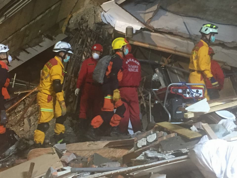基隆市特種搜救人員在坍塌現場仔細搜尋是否有生還者。   圖：基隆市政府/提供