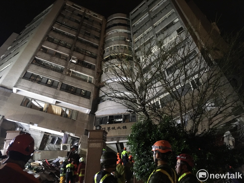 疑似有漂亮生活旅店六大一小的民眾受困在塌陷的1樓跟2樓，目前搜救隊從建築物後方進行搜救。   圖：黃韋銓/攝