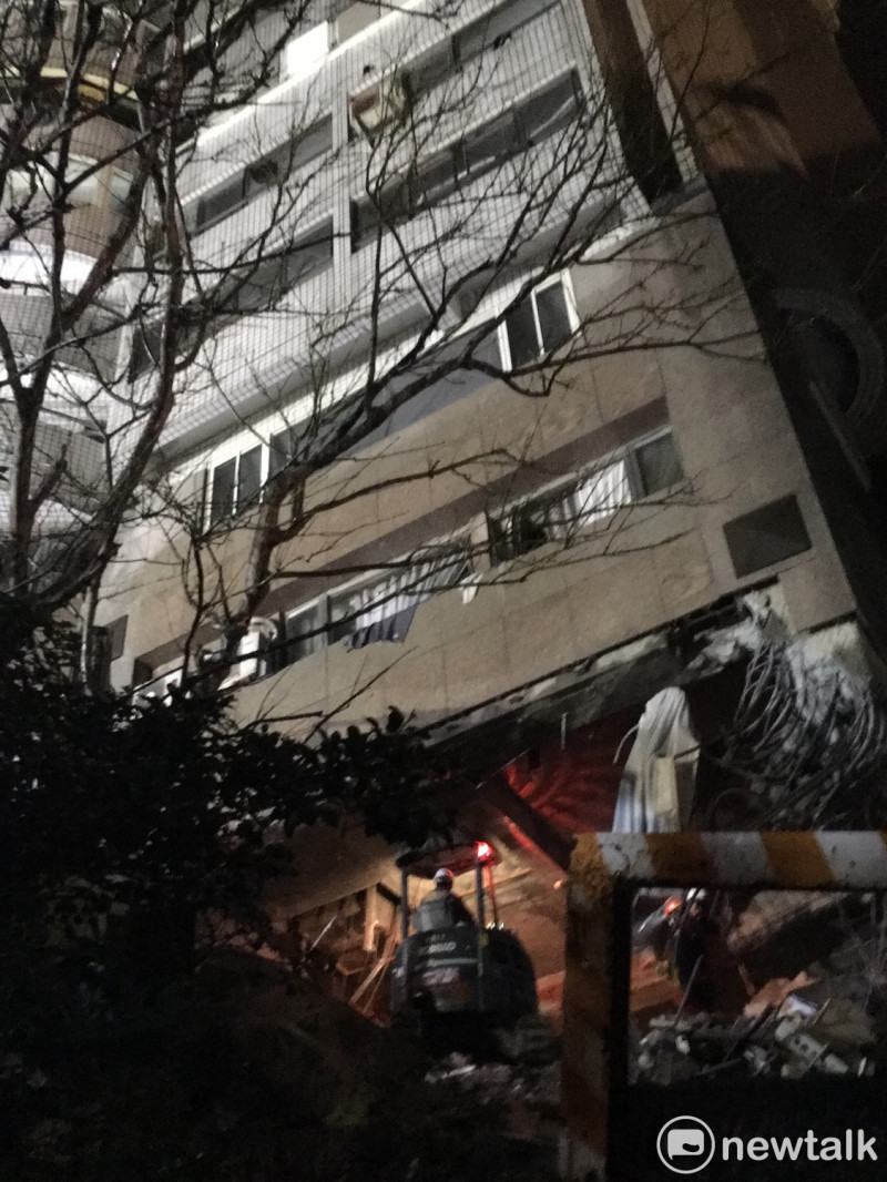 救難人員以機具小規模破壞建築物。   圖：黃韋銓/攝