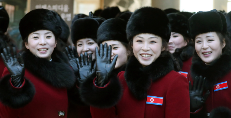 200多名穿著昂貴皮草的北韓啦啦隊員今天抵達南韓，準備參加平昌冬季奧運，她們向媒體和旁觀者擺出姿勢，展現笑容。   圖：達志影像/美聯社
