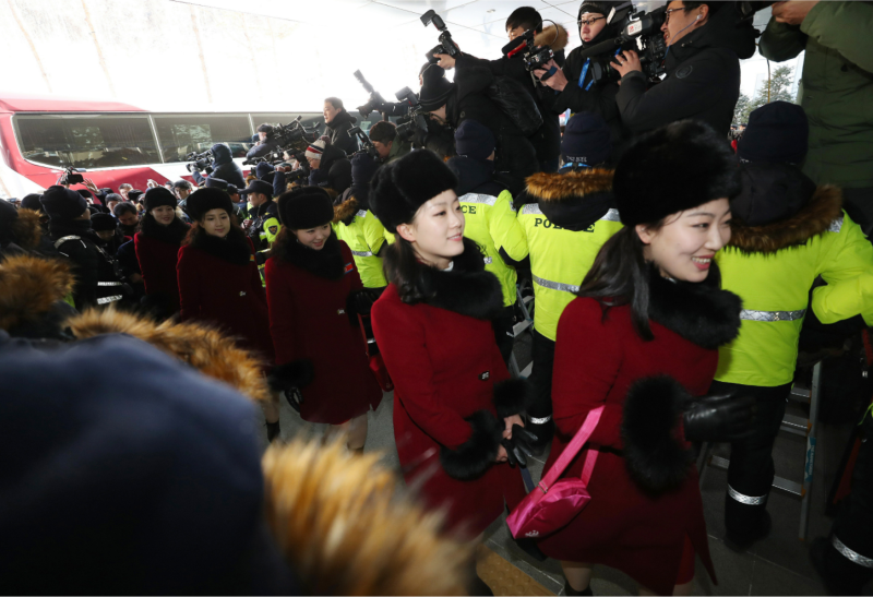 北韓女啦啦隊員，她們都是時髦的年輕女性，身穿定做的紅色及膝大衣，頭戴皮草帽，皮草領以及同樣材質的袖口，以禦寒冬。   圖：達志影像/美聯社