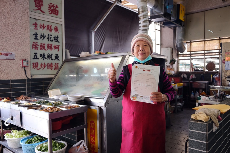 台南市政府第二官方語言專案辦公室推出「鹽水英語友善店家」雙語摺頁，讓外國觀光客來到小吃店也能順利點餐，享受美食。   圖：臺南市政府第二官方語言辦公室/提供
