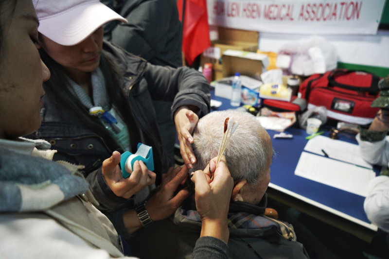 護理人員在中華國小的災民收容中心爲災民進行簡單包紮。   圖：張良一/攝影