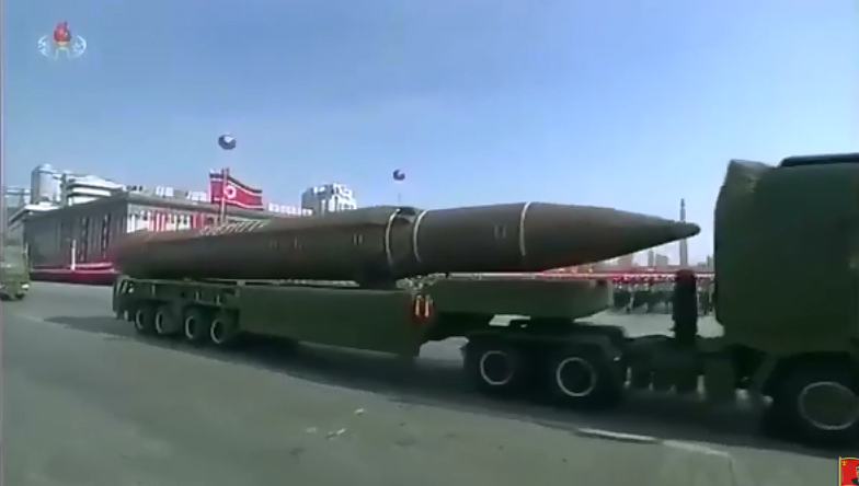 朝鮮閱兵大典中，「火星-14」洲際導彈隨著移動式導彈發射車方陣出現。   圖：翻攝YouTube/ NORTH KOREA TODAY