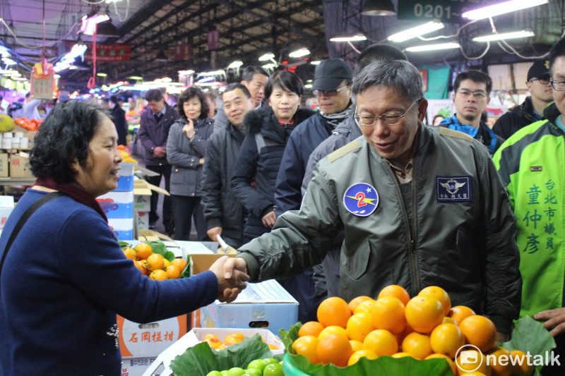 台北市長柯文哲今（9）日前往巡視台北魚類批發市場及第一果菜發批發市場。   圖：周煊惠 / 攝