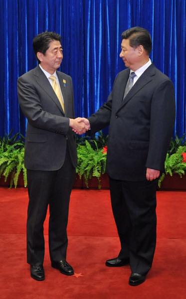 搶食東南亞工程大餅，日本首相安倍晉三（左）對上中國國家主席習近平提出的一帶一路，自有應對方法。   圖：翻攝安倍晉三臉書