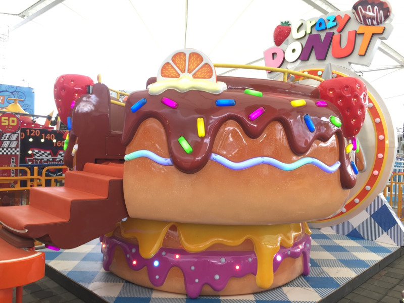 臺北市立兒童新樂園的卡哇依歡樂世界全新推出遊樂設施「瘋狂甜甜圈」。   臺北市政府全球資訊網/翻攝