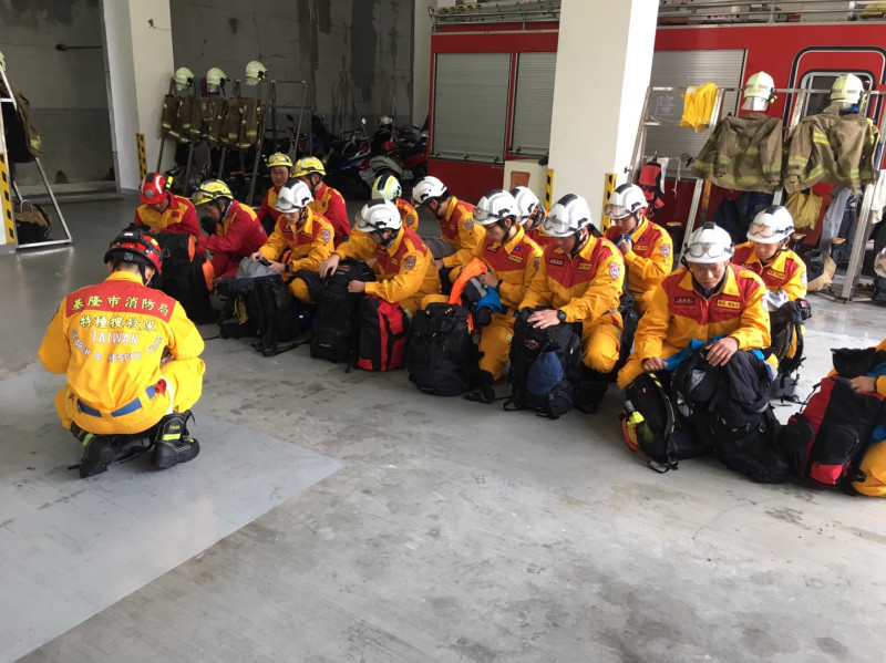 基隆市消防局編排第二梯次搜救人員共16名，由副大隊長蘇元鏞帶隊，其中包含義消特種搜救隊人員4名。   圖：基隆市消防局 / 提供