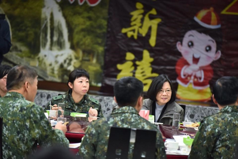 總統蔡英文9日上午在花蓮與國軍官兵共進早餐。   圖：總統蔡英文臉書