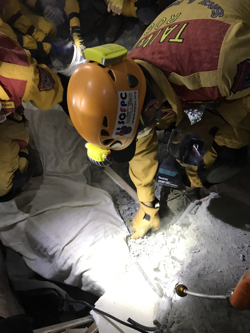 搜救人員9日在雲翠大樓持續搶救。   圖：消防署提供