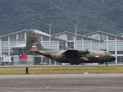 新加坡關心花蓮震災，9日派出一架C-130運輸機載送救援物資，下午3時許抵達花蓮機場。   圖 : 中央社