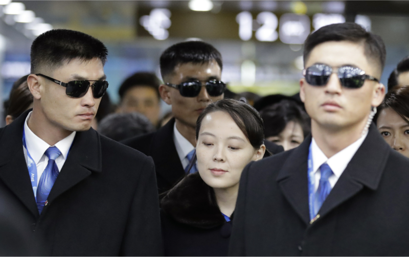 金與正(中)率領北韓冬奧代表團來韓國出席平昌冬奧會開幕式，今(10)則是與文在寅會見。   圖：達志影像/美聯社資料照片