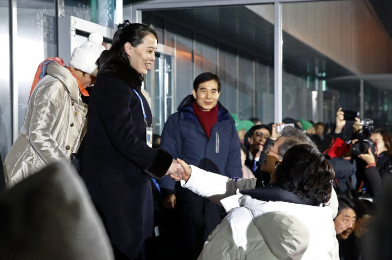 平昌冬季奧運今（9）日晚間揭幕，南韓總統文在寅在開幕式上與北韓領導人金正恩的胞妹金與正會面，展開歷史性的一握。   圖：達志影像/美聯社