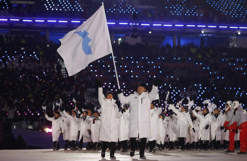 南北韓兩國冬奧代表團高舉「朝鮮半島旗」共同壓軸入場。   圖：達志影像/路透社