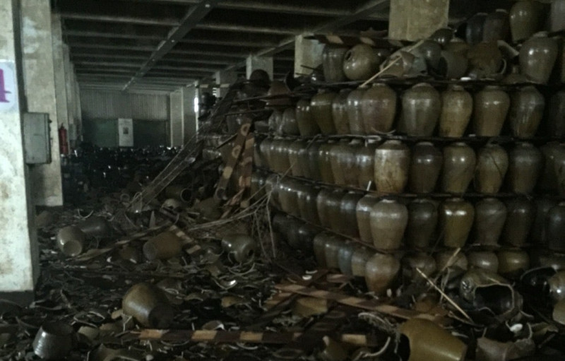 花蓮酒廠「紹興酒甕」1萬多甕傾倒、碎裂滿地，損失金額粗估2億多元。
   