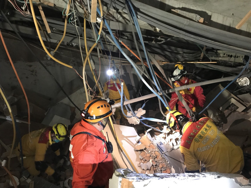嘉義市消防局搜救隊進入倒塌大樓搶救。   圖：嘉義市消防局/提供